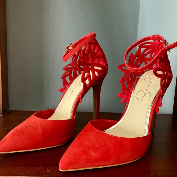 Laser cut suede pumps - Picture 2 of 3